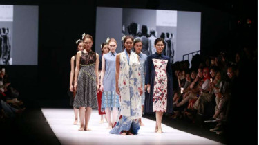 Pagelaran busana Iwet Ramadahan di Jakarta Fashion Week