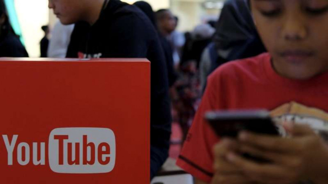 Menonton YouTube sambil bermain gawai (gadget).