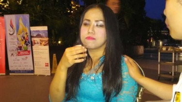 Penyandang tunanetra, Nenden Sinthawati menyanyikan lagu di Peparnas