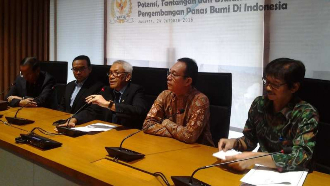 Wakil Ketua DPR Agus Hermanto (tengah)