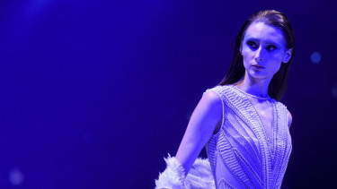 Model mengenakan pakaian dari rancangan desainer Tex Saverio pada Jakarta Fashion Week 2017 di Senayan City, Jakarta, Sabtu (22/10/2016). 