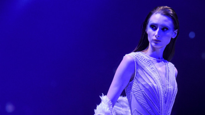 Model mengenakan pakaian dari rancangan desainer Tex Saverio pada Jakarta Fashion Week 2017 di Senayan City, Jakarta, Sabtu (22/10/2016). 