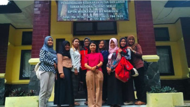 Komunitas perempuan penjaga hutan warisan dunia yang ada di Kabupaten Rejang Lebong Provinsi Bengkulu. Para perempuan ini bersedia membangun komitmen untuk melindungi kawasan hutan lewat potensi perempuan dalam perlindungan sumberdaya hutan.