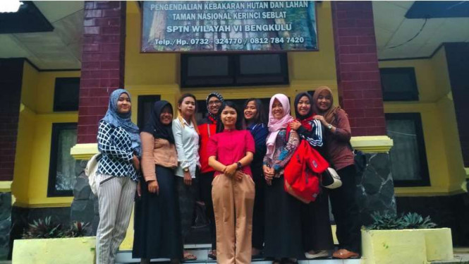 Komunitas perempuan penjaga hutan warisan dunia yang ada di Kabupaten Rejang Lebong Provinsi Bengkulu. Para perempuan ini bersedia membangun komitmen untuk melindungi kawasan hutan lewat potensi perempuan dalam perlindungan sumberdaya hutan.