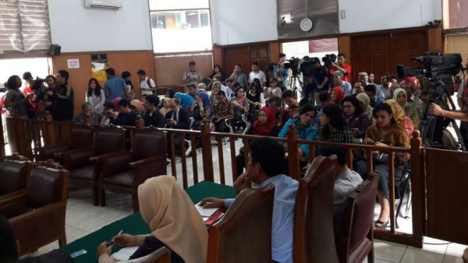 Istri dan anak Irman Gusman hadiri sidang praperadilan (paling depan baju biru).