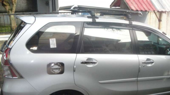 Avanza dengan roof rack.