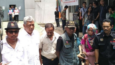 Keluarga mantan Menteri Kesehatan Siti Fadilah Supari menggelar jumpa pers di Rutan Pondok Bambu, Jakarta Timur, Selasa, 25 Oktober 2016.