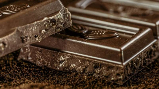 Cokelat.