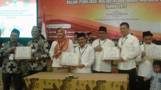 Empat pasangan calon wali kota dan wakil wali Kota Batu seusai mengambil nomor urut calon yang ditetapkan KPU setempat pada Selasa, 26 Oktober 2016.