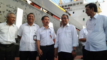 Menteri Perhubungan Budi Karya Sumadi melepas kapal tol laut ke Natuna (Kedua dari kanan)