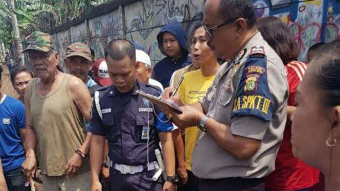 Petugas sedang mendata korban tertabrak kereta di Jakarta Pusat.