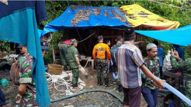 TNI, personel kepolisian serta sejumlah warga terlibat dalam proses evakuasi sebelas pekerja tambang emas yang tertimbun longsor di Kabupaten Merangin Jambi, Selasa (25/10/2016)