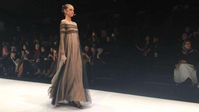 Koleksi karya Khanaan Shamlan di Jakarta Fashion Week