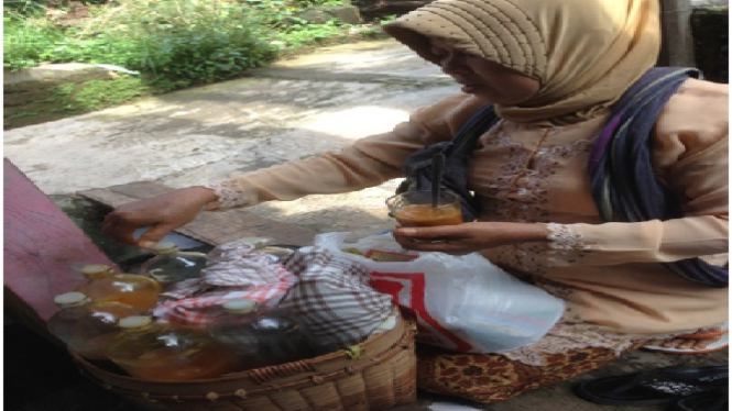 Bude Suarti dan bakul jamunya.