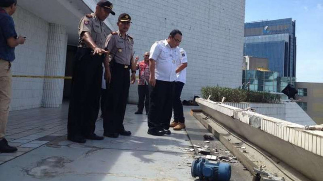 Polisi memeriksa lokasi jatuhnya gondola di Gedung Intiland, Sudirman, Jakarta.