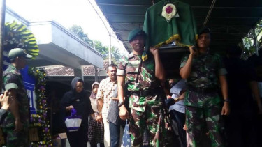 Personel TNI mengantar jenazah Moch Sidik, ayah Menteri Luar Negeri, Retno Marsudi, ke pemakaman di Semarang, Jawa Tengah, pada Kamis, 27 Oktober 2016.