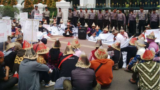 Massa protes penutupan pabrik semen di Rembang, Jawa Tengah