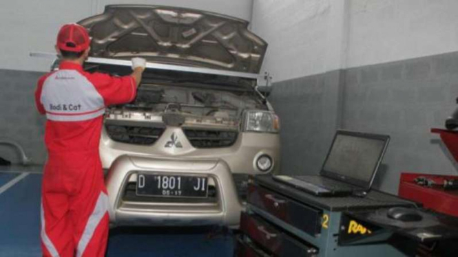 Proses pengecatan ulang mobil 