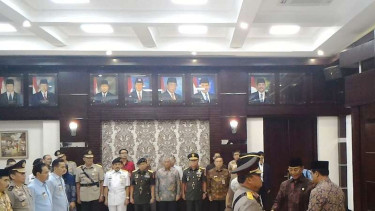 Menko Wiranto mengukuhkan Tim Saber Pungli beberapa waktu lalu.