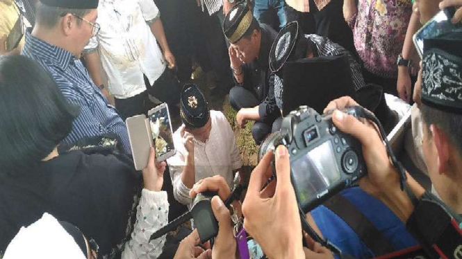 Kapolri Jenderal Tito Karnavian mengazankan jenazah ayahnya di liang lahat