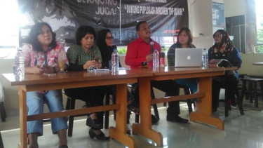 Istri Munir, Suciwati, diskusi di Manado.