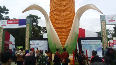 Menara jagung raksasa setinggi 15 meter di Hari Pangan Sedunia ke-36 