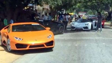 Iring-iringan Lamborghini lintasi polisi tidur.