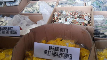 Barang bukti yang disita polisi dari pabrik obat dan jamu palsu di Cakung.