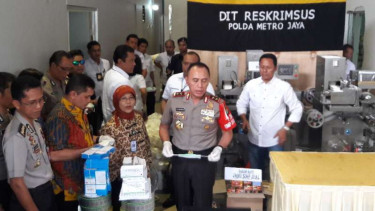Kapolda Metro Jaya, Irjen Pol M Iriawan, saat meninjau lokasi pabrik obat palsu.