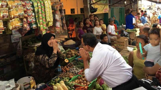 Anies saat menyalami seorang pedagang di Pasar Ancol Selatan.