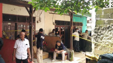 Petugas kepolisian gali lantai tempat Sopyan dikubur dan disemen.