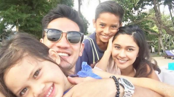 Andre White bersama Nana Mirdad dan anak-anak