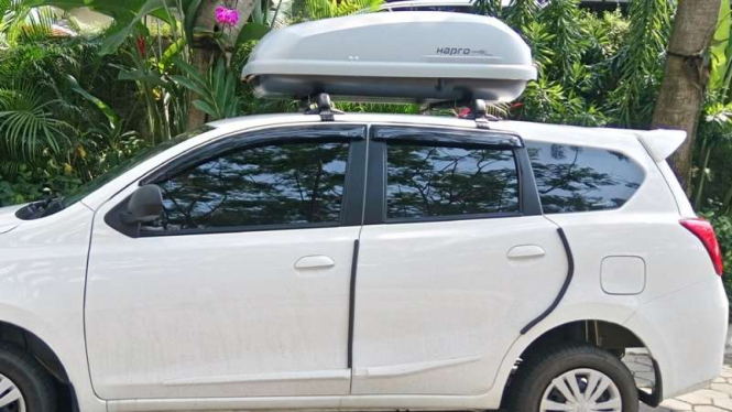 Datsun pakai roof box.