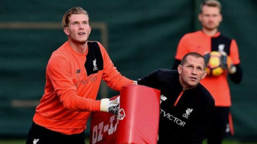 Kiper Liverpool, Loris Karius, dalam sesi latihan.