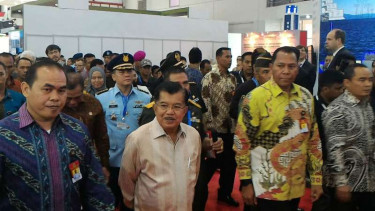 Wapres Jusuf Kalla (tengah)