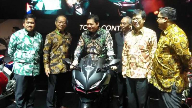 Menperin Airlangga Hartarto (tengah)