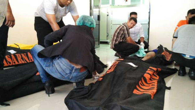 Jenazah para tenaga kerja Indonesia ilegal yang berhasil dievakuasi dari tengah laut usai kapal pengangkut mereka tenggelam di Batam, Rabu (2/11/2016)