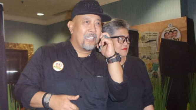 Indro Warkop dan istri.