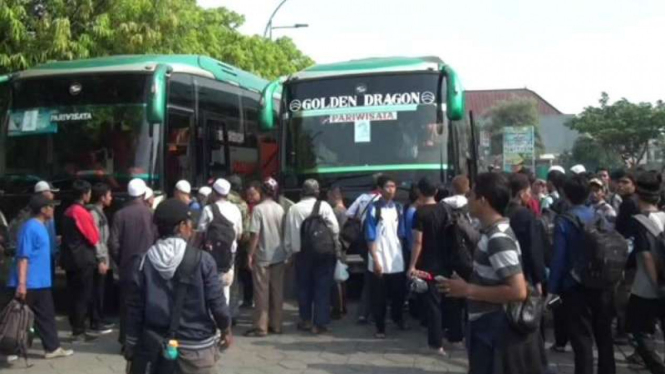 Warga Jawa Timur bersiap ke Jakarta untuk ikut demo damai 4 November