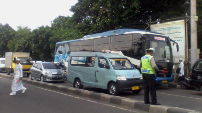 Bus yang disiapkan FPI di Petamburan untuk angkut massa demo