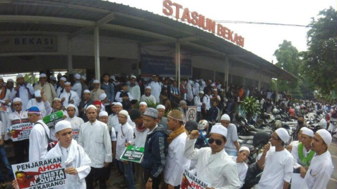 Massa Demo 4 November Orasi di Stasiun Bekasi