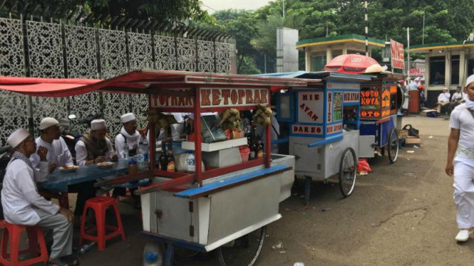 Ramai lapak makanan di kawasan Masjid Istiqlal