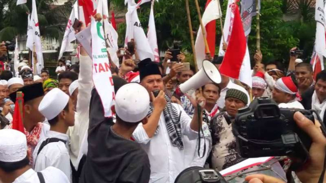 Ahmad Dhani berorasi dalam sebuah demo.