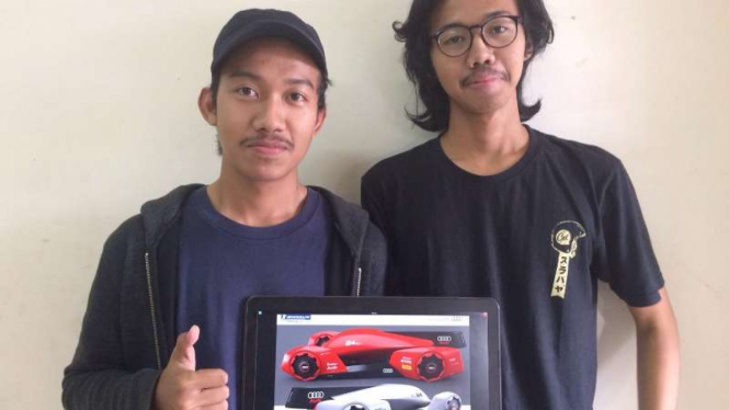 Dimas dan Freksa dengan desain mobil mereka.