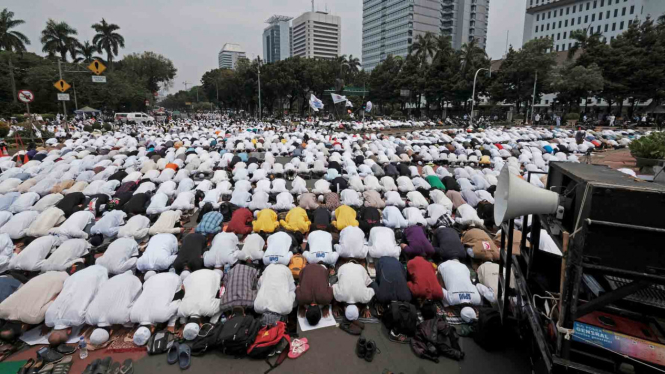 Para peserta unjuk rasa 4 November 2016 saat menggelar salat Ashar berjamaah di ruas Jalan Medan Merdeka.