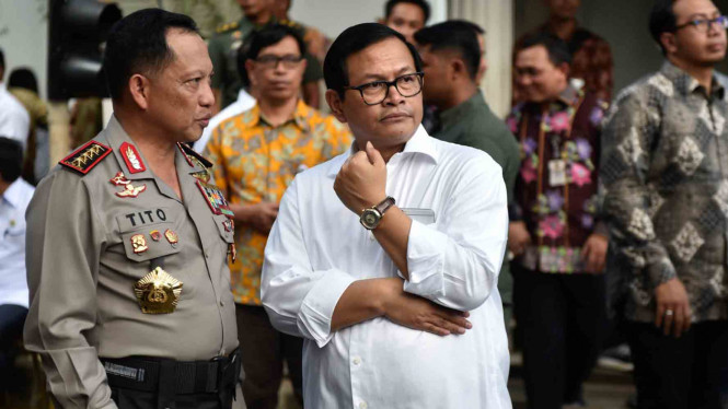 Kapolri (kiri) berbincang dengan SesKab Pramono Anung (kanan).