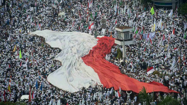 Aksi unjuk rasa di sekitar Bundaran Bank Indonesia, Jakarta, Jumat, 4 November 2016. 