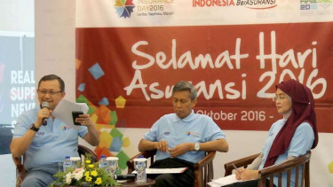 Ketum Hari Asuransi 2016, Srikandi Utami (kanan) bersama DAI dan OJK.