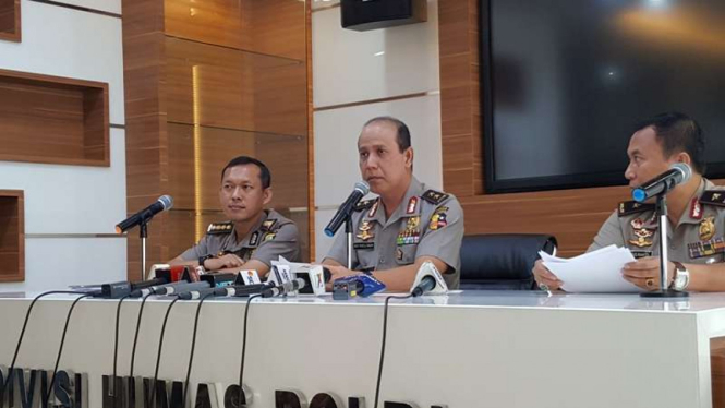 Kepala Divisi Hubungan Masyarakat Mabes Polri, Inspektur Jenderal Polisi Boy Rafli Amar (tengah).