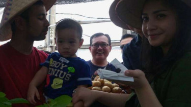 Raffi Ahmad bersama keluarga saat berada di Kota Batu Jawa Timur.